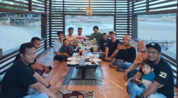 Komunitas Lingga Media Group (LMG) menggelar buka puasa bersama di Pantai Tiga Berlian, Dabo Singkep. Kegiatan ini menjadi momen mempererat silaturahmi dan meraih berkah Ramadan 1447 H | f. Ihand