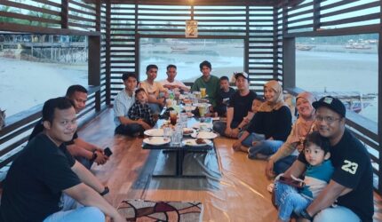 Komunitas Lingga Media Group (LMG) menggelar buka puasa bersama di Pantai Tiga Berlian, Dabo Singkep. Kegiatan ini menjadi momen mempererat silaturahmi dan meraih berkah Ramadan 1447 H | f. Ihand