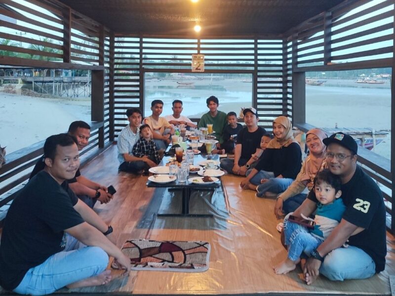 Komunitas Lingga Media Group (LMG) menggelar buka puasa bersama di Pantai Tiga Berlian, Dabo Singkep. Kegiatan ini menjadi momen mempererat silaturahmi dan meraih berkah Ramadan 1447 H | f. Ihand