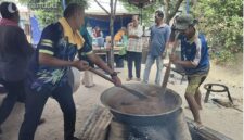 Tradisi memasak pulut santan dalam pernikahan menyimpan makna mendalam tentang kesabaran, kebersamaan, dan harapan kehidupan rumah tangga yang harmonis | f. Redaksi