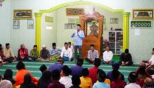 Bupati Lingga M. Nizar dan Wabup Novrizal menghadiri Safari Ramadhan 1447 H di Desa Batu Berlubang, Bakung Serumpun, sekaligus menyerahkan 35 paket sembako dari Baznas Lingga dan Pemkab Lingga untuk yatim dan lansia | f. Diskominfo Lingga