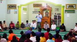 Bupati Lingga M. Nizar dan Wabup Novrizal menghadiri Safari Ramadhan 1447 H di Desa Batu Berlubang, Bakung Serumpun, sekaligus menyerahkan 35 paket sembako dari Baznas Lingga dan Pemkab Lingga untuk yatim dan lansia | f. Diskominfo Lingga