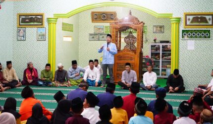 Bupati Lingga M. Nizar dan Wabup Novrizal menghadiri Safari Ramadhan 1447 H di Desa Batu Berlubang, Bakung Serumpun, sekaligus menyerahkan 35 paket sembako dari Baznas Lingga dan Pemkab Lingga untuk yatim dan lansia | f. Diskominfo Lingga