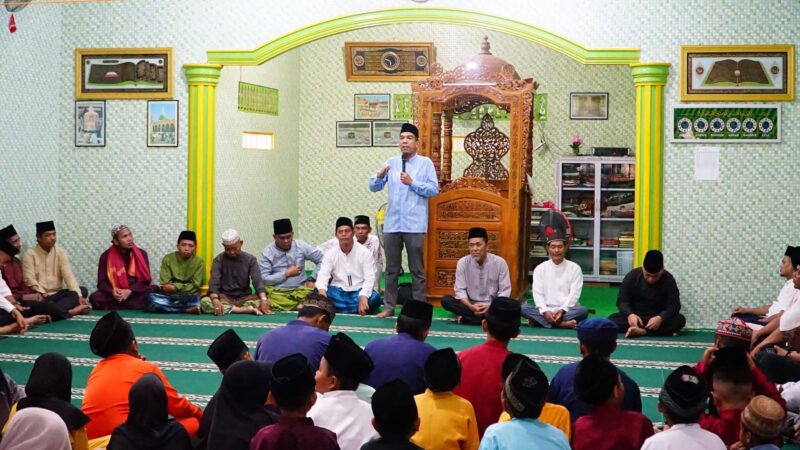 Bupati Lingga M. Nizar dan Wabup Novrizal menghadiri Safari Ramadhan 1447 H di Desa Batu Berlubang, Bakung Serumpun, sekaligus menyerahkan 35 paket sembako dari Baznas Lingga dan Pemkab Lingga untuk yatim dan lansia | f. Diskominfo Lingga