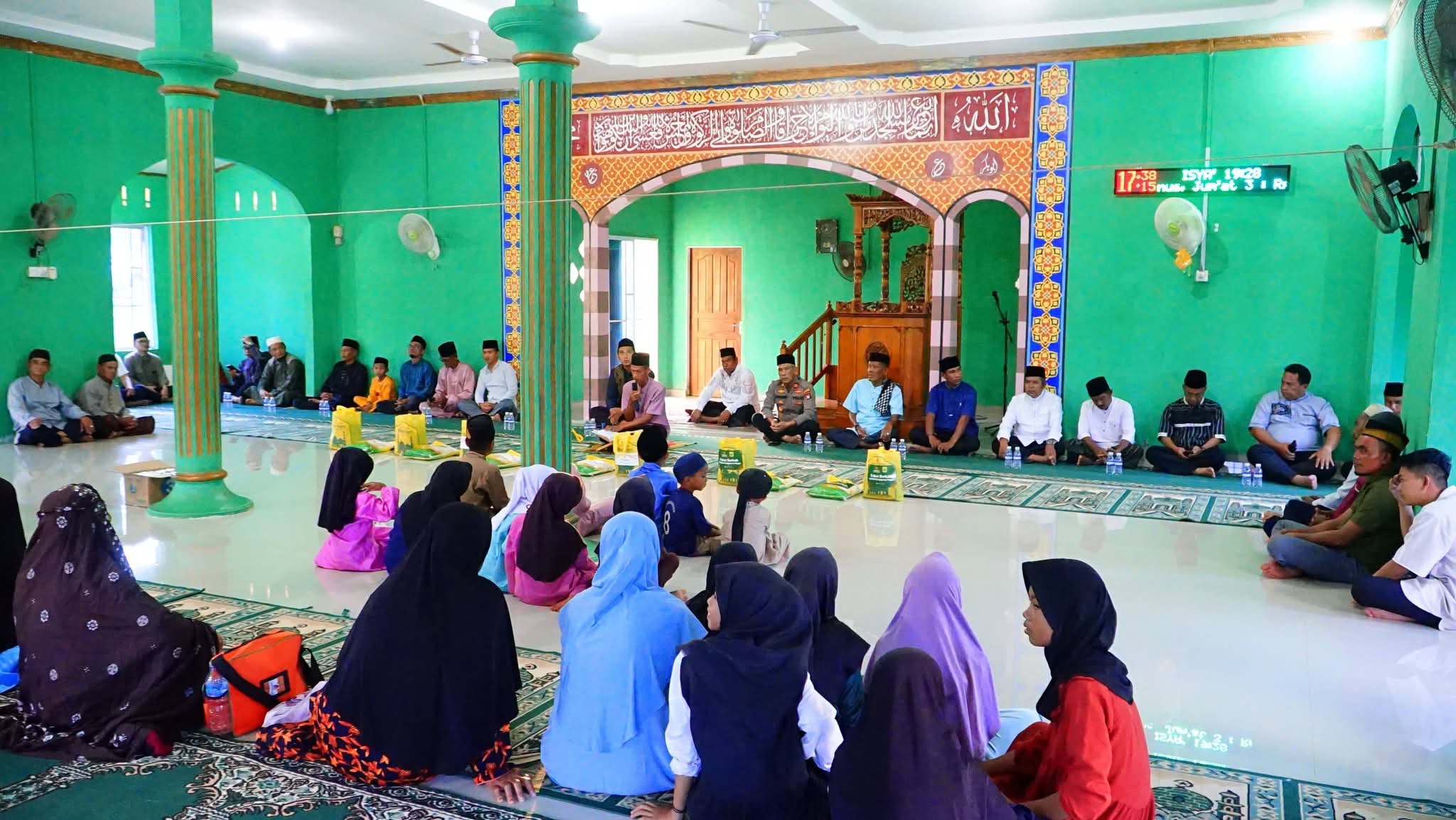 Sekda Lingga H. Armia bersama istri kunjungi Desa Bukit Harapan dalam Safari Ramadhan 1447 H. Bantuan CSR, santunan anak yatim, lansia, dan dana pendidikan disalurkan di Masjid Al Hijrah SP 3 | f. Diskominfo Lingga