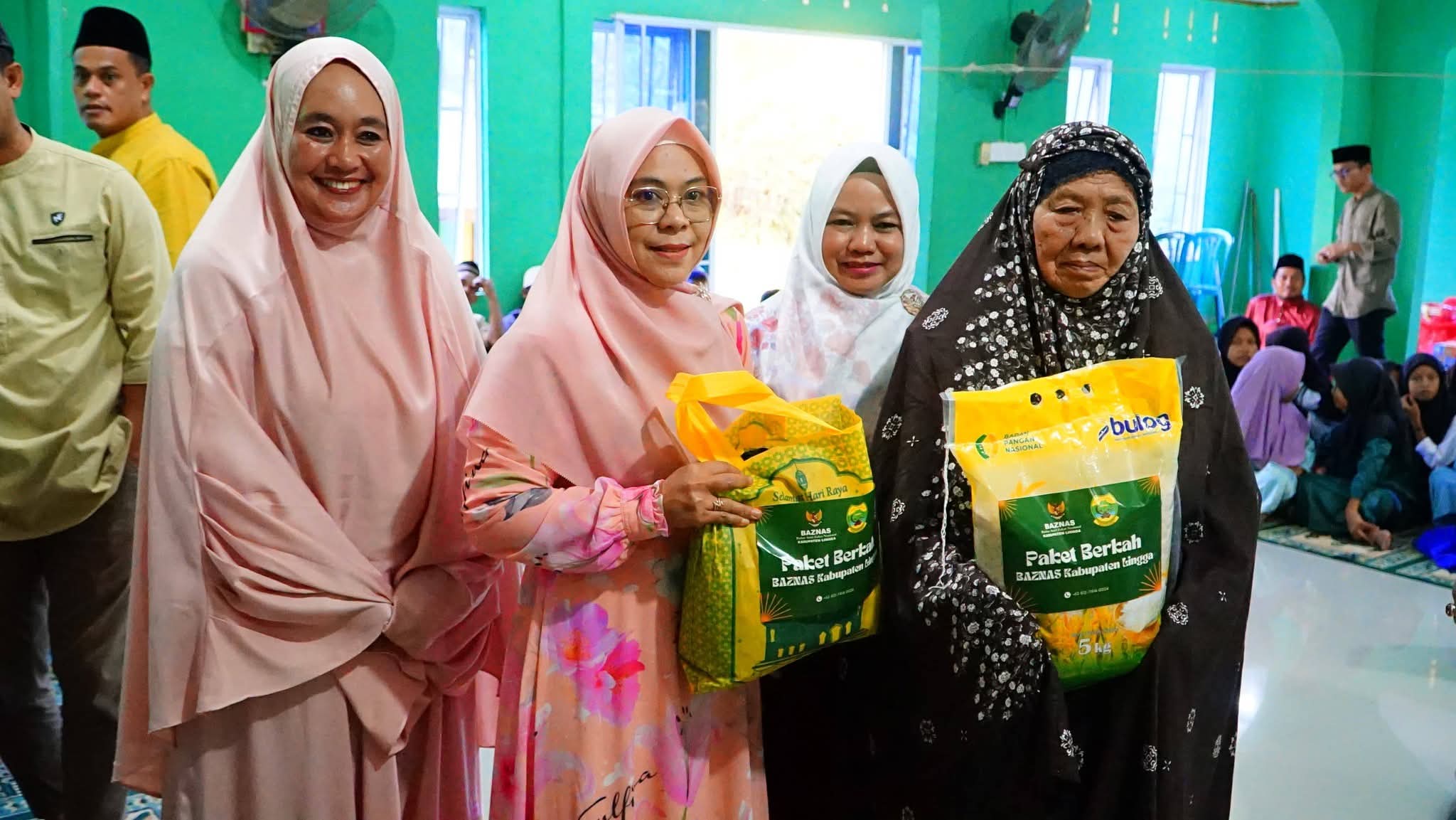 Sekda Lingga H. Armia bersama istri kunjungi Desa Bukit Harapan dalam Safari Ramadhan 1447 H. Bantuan CSR, santunan anak yatim, lansia, dan dana pendidikan disalurkan di Masjid Al Hijrah SP 3 | f. Diskominfo Lingga