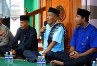 Sekda Lingga H. Armia bersama istri kunjungi Desa Bukit Harapan dalam Safari Ramadhan 1447 H. Bantuan CSR, santunan anak yatim, lansia, dan dana pendidikan disalurkan di Masjid Al Hijrah SP 3 | f. Diskominfo Lingga