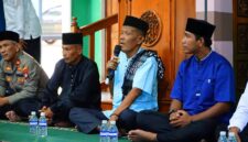 Sekda Lingga H. Armia bersama istri kunjungi Desa Bukit Harapan dalam Safari Ramadhan 1447 H. Bantuan CSR, santunan anak yatim, lansia, dan dana pendidikan disalurkan di Masjid Al Hijrah SP 3 | f. Diskominfo Lingga