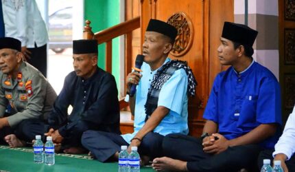 Sekda Lingga H. Armia bersama istri kunjungi Desa Bukit Harapan dalam Safari Ramadhan 1447 H. Bantuan CSR, santunan anak yatim, lansia, dan dana pendidikan disalurkan di Masjid Al Hijrah SP 3 | f. Diskominfo Lingga
