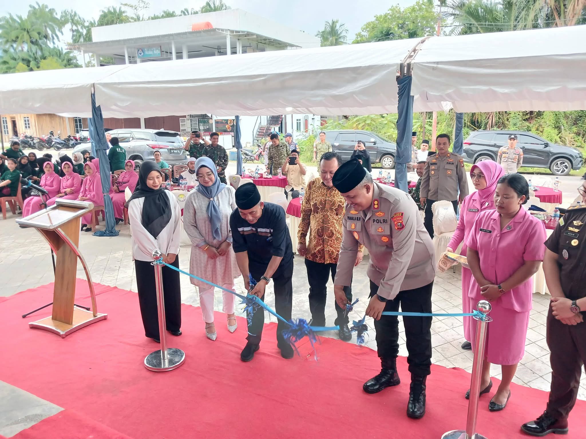 Kapolres Lingga meresmikan Satuan Pelayanan Pemenuhan Gizi (SPPG) Lingga Yayasan Kemala Bhayangkari. Program ini diharapkan mampu meningkatkan pemenuhan gizi masyarakat dan menekan angka stunting di Kabupaten Lingga | f. Diskominfo Lingga