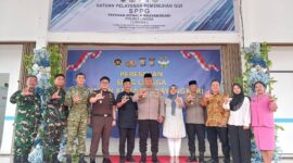 Kapolres Lingga meresmikan Satuan Pelayanan Pemenuhan Gizi (SPPG) Lingga Yayasan Kemala Bhayangkari. Program ini diharapkan mampu meningkatkan pemenuhan gizi masyarakat dan menekan angka stunting di Kabupaten Lingga | f. Diskominfo Lingga