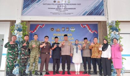 Kapolres Lingga meresmikan Satuan Pelayanan Pemenuhan Gizi (SPPG) Lingga Yayasan Kemala Bhayangkari. Program ini diharapkan mampu meningkatkan pemenuhan gizi masyarakat dan menekan angka stunting di Kabupaten Lingga | f. Diskominfo Lingga