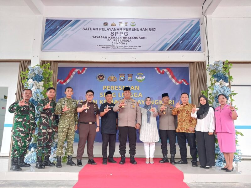 Kapolres Lingga meresmikan Satuan Pelayanan Pemenuhan Gizi (SPPG) Lingga Yayasan Kemala Bhayangkari. Program ini diharapkan mampu meningkatkan pemenuhan gizi masyarakat dan menekan angka stunting di Kabupaten Lingga | f. Diskominfo Lingga
