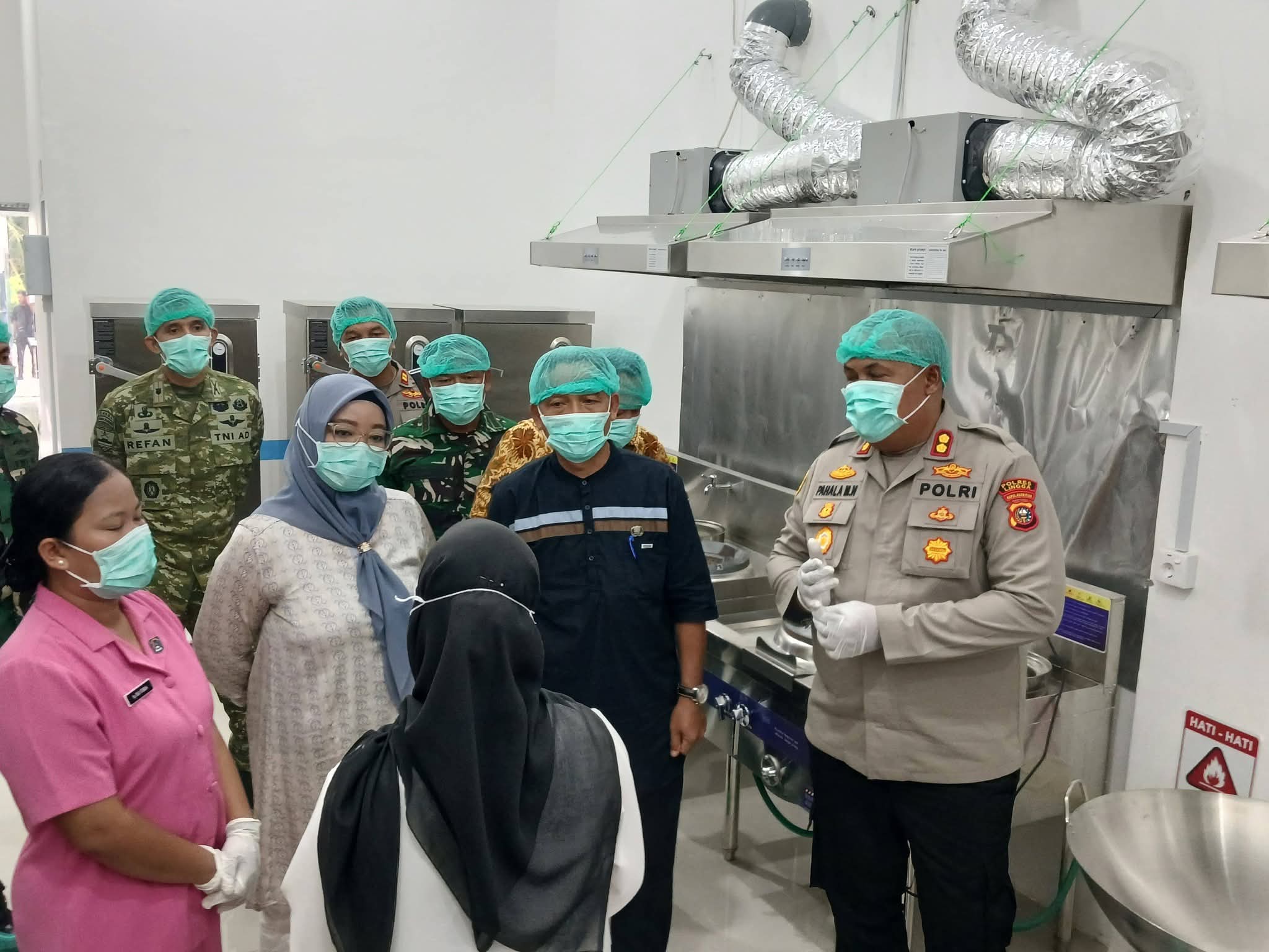 Kapolres Lingga meresmikan Satuan Pelayanan Pemenuhan Gizi (SPPG) Lingga Yayasan Kemala Bhayangkari. Program ini diharapkan mampu meningkatkan pemenuhan gizi masyarakat dan menekan angka stunting di Kabupaten Lingga | f. Diskominfo Lingga