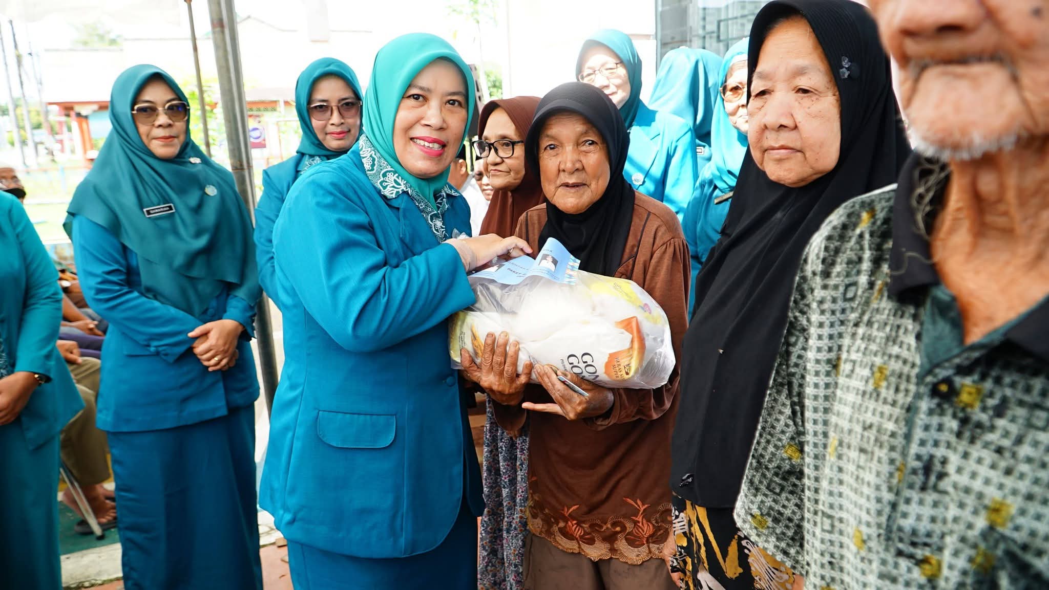 Ketua TP PKK Kabupaten Lingga Maratusholiha Nizar menghadiri peringatan HKG PKK ke-54 tahun 2026 dengan penyaluran 125 paket sembako dan berbagai kegiatan sosial bagi masyarakat | f. Diskominfo Lingga