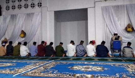 Memasuki 10 malam terakhir Ramadan, Bupati Lingga mengajak umat Muslim memperbanyak ibadah dan doa untuk meraih keutamaan malam Lailatul Qadar yang lebih baik dari seribu bulan | f. Diskominfo Lingga