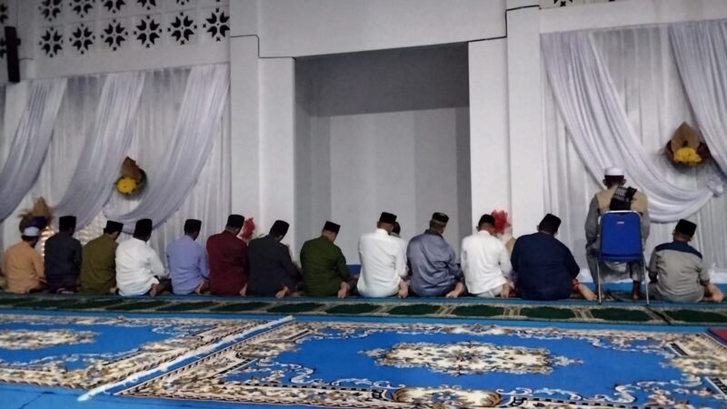 Memasuki 10 malam terakhir Ramadan, Bupati Lingga mengajak umat Muslim memperbanyak ibadah dan doa untuk meraih keutamaan malam Lailatul Qadar yang lebih baik dari seribu bulan | f. Diskominfo Lingga