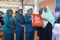 TP PKK Kabupaten Lingga bersama BPBD menyalurkan 55 paket sembako kepada masyarakat dalam rangka HKG PKK ke-54 dan menyemarakkan Ramadan. Total bantuan mencapai 130 paket | f. Diskominfo Lingga