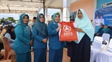 TP PKK Kabupaten Lingga bersama BPBD menyalurkan 55 paket sembako kepada masyarakat dalam rangka HKG PKK ke-54 dan menyemarakkan Ramadan. Total bantuan mencapai 130 paket | f. Diskominfo Lingga