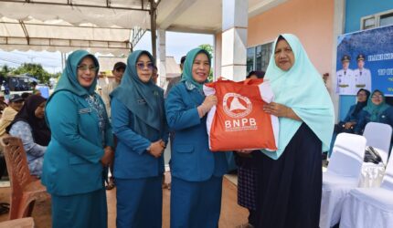 TP PKK Kabupaten Lingga bersama BPBD menyalurkan 55 paket sembako kepada masyarakat dalam rangka HKG PKK ke-54 dan menyemarakkan Ramadan. Total bantuan mencapai 130 paket | f. Diskominfo Lingga