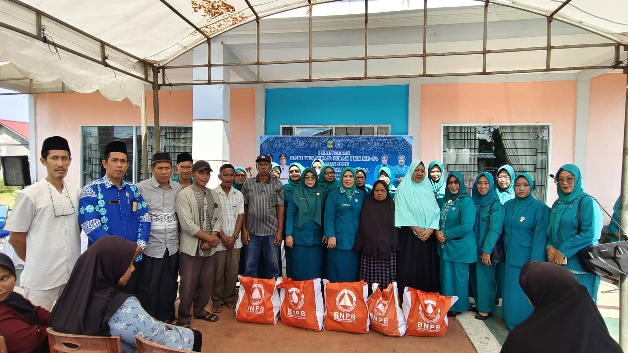 TP PKK Kabupaten Lingga bersama BPBD menyalurkan 55 paket sembako kepada masyarakat dalam rangka HKG PKK ke-54 dan menyemarakkan Ramadan. Total bantuan mencapai 130 paket | f. Diskominfo Lingga