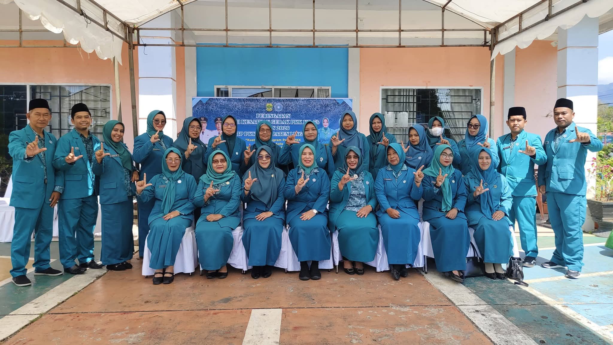 TP PKK Kabupaten Lingga bersama BPBD menyalurkan 55 paket sembako kepada masyarakat dalam rangka HKG PKK ke-54 dan menyemarakkan Ramadan. Total bantuan mencapai 130 paket | f. Diskominfo Lingga