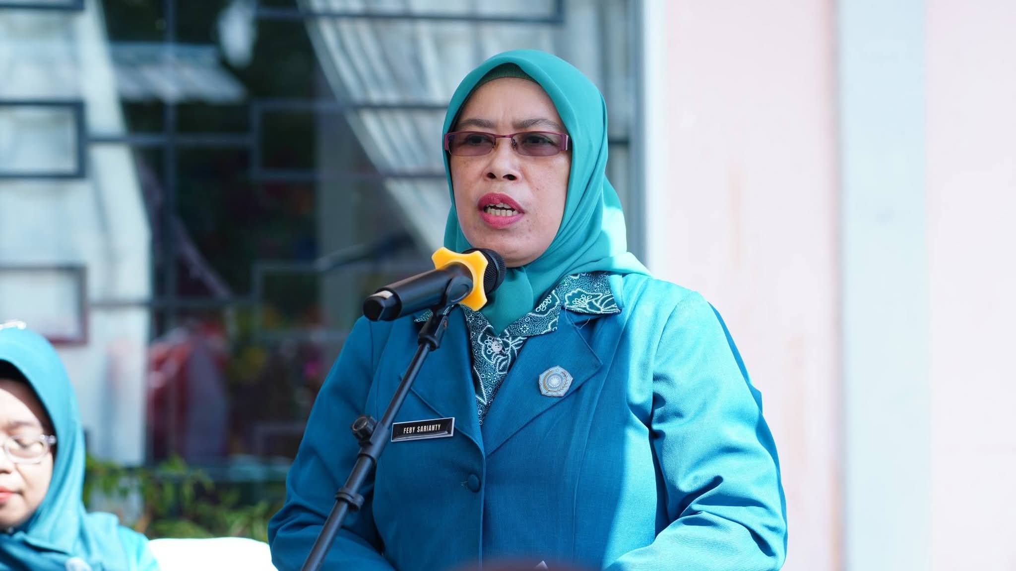 TP PKK Kabupaten Lingga bersama BPBD menyalurkan 55 paket sembako kepada masyarakat dalam rangka HKG PKK ke-54 dan menyemarakkan Ramadan. Total bantuan mencapai 130 paket | f. Diskominfo Lingga