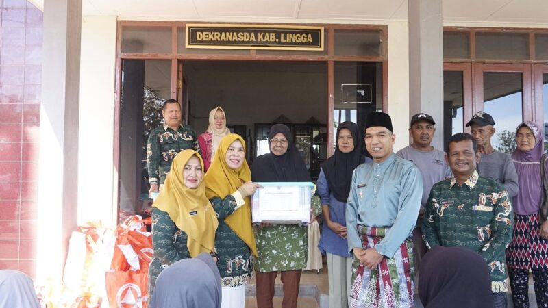 Wakil Bupati Lingga H. Novrizal menghadiri kegiatan pembagian sembako Ramadan 1447 H yang digelar Dekranasda Lingga bersama sejumlah organisasi sosial untuk membantu masyarakat | f. Diskominfo Lingga