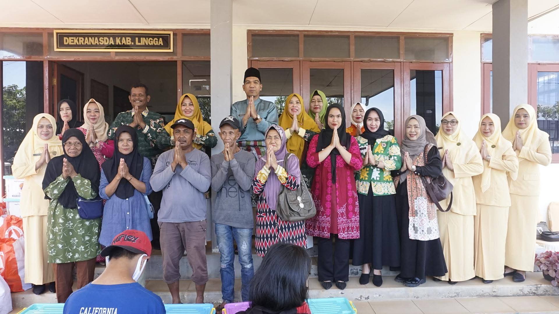 Wakil Bupati Lingga H. Novrizal menghadiri kegiatan pembagian sembako Ramadan 1447 H yang digelar Dekranasda Lingga bersama sejumlah organisasi sosial untuk membantu masyarakat | f. Diskominfo Lingga