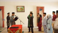 Wakil Bupati Lingga Novrizal melantik Irfan Andaria sebagai Direktur Perumda Air Minum Tirta Lingga periode 2026–2031 di Gedung Daerah Dabo Singkep | f. Diskominfo Lingga
