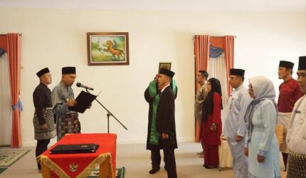 Wakil Bupati Lingga Novrizal melantik Irfan Andaria sebagai Direktur Perumda Air Minum Tirta Lingga periode 2026–2031 di Gedung Daerah Dabo Singkep | f. Diskominfo Lingga