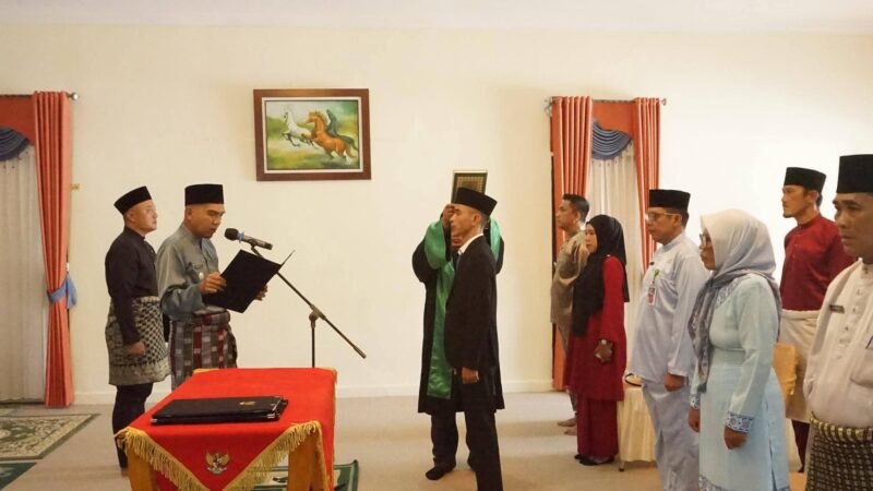 Wakil Bupati Lingga Novrizal melantik Irfan Andaria sebagai Direktur Perumda Air Minum Tirta Lingga periode 2026–2031 di Gedung Daerah Dabo Singkep | f. Diskominfo Lingga