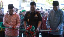 Kajati Kepri J. Devy Sudarso meresmikan gedung serbaguna Kejaksaan Negeri Lingga di Dabo Singkep. Fasilitas ini diharapkan meningkatkan pelayanan hukum dan kinerja aparat kejaksaan | f. Prokopim Lingga