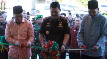 Kajati Kepri J. Devy Sudarso meresmikan gedung serbaguna Kejaksaan Negeri Lingga di Dabo Singkep. Fasilitas ini diharapkan meningkatkan pelayanan hukum dan kinerja aparat kejaksaan | f. Prokopim Lingga