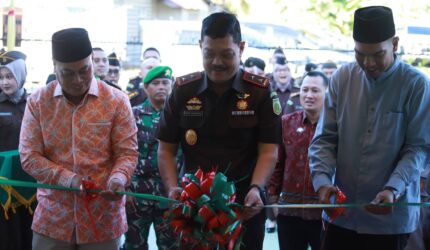 Kajati Kepri J. Devy Sudarso meresmikan gedung serbaguna Kejaksaan Negeri Lingga di Dabo Singkep. Fasilitas ini diharapkan meningkatkan pelayanan hukum dan kinerja aparat kejaksaan | f. Prokopim Lingga