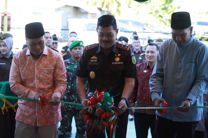 Kajati Kepri J. Devy Sudarso meresmikan gedung serbaguna Kejaksaan Negeri Lingga di Dabo Singkep. Fasilitas ini diharapkan meningkatkan pelayanan hukum dan kinerja aparat kejaksaan | f. Prokopim Lingga