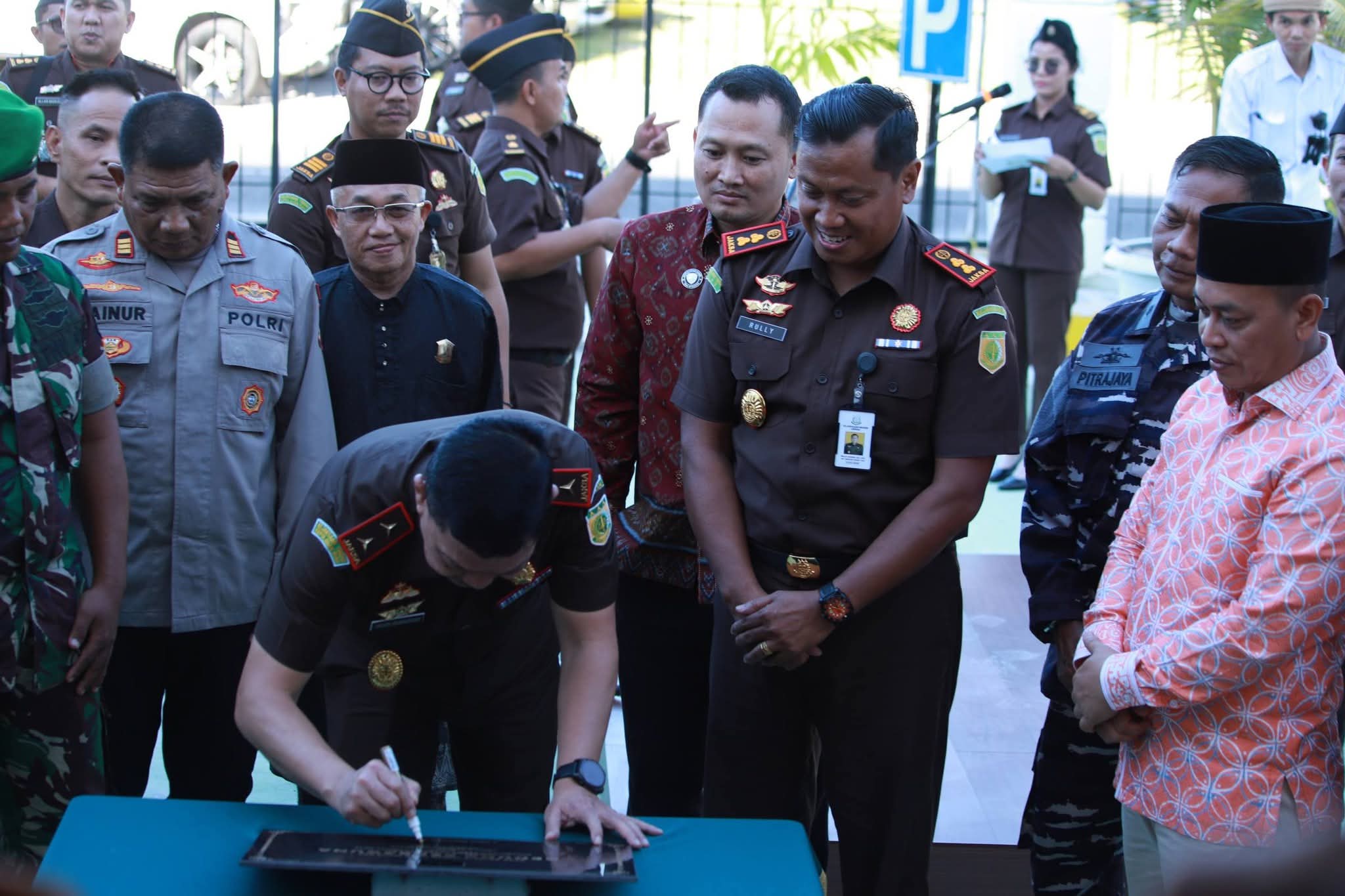 Kajati Kepri J. Devy Sudarso meresmikan gedung serbaguna Kejaksaan Negeri Lingga di Dabo Singkep. Fasilitas ini diharapkan meningkatkan pelayanan hukum dan kinerja aparat kejaksaan | f. Prokopim Lingga