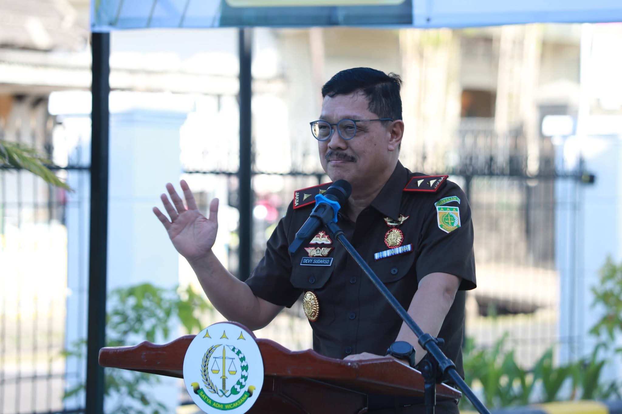 Kajati Kepri J. Devy Sudarso meresmikan gedung serbaguna Kejaksaan Negeri Lingga di Dabo Singkep. Fasilitas ini diharapkan meningkatkan pelayanan hukum dan kinerja aparat kejaksaan | f. Prokopim Lingga