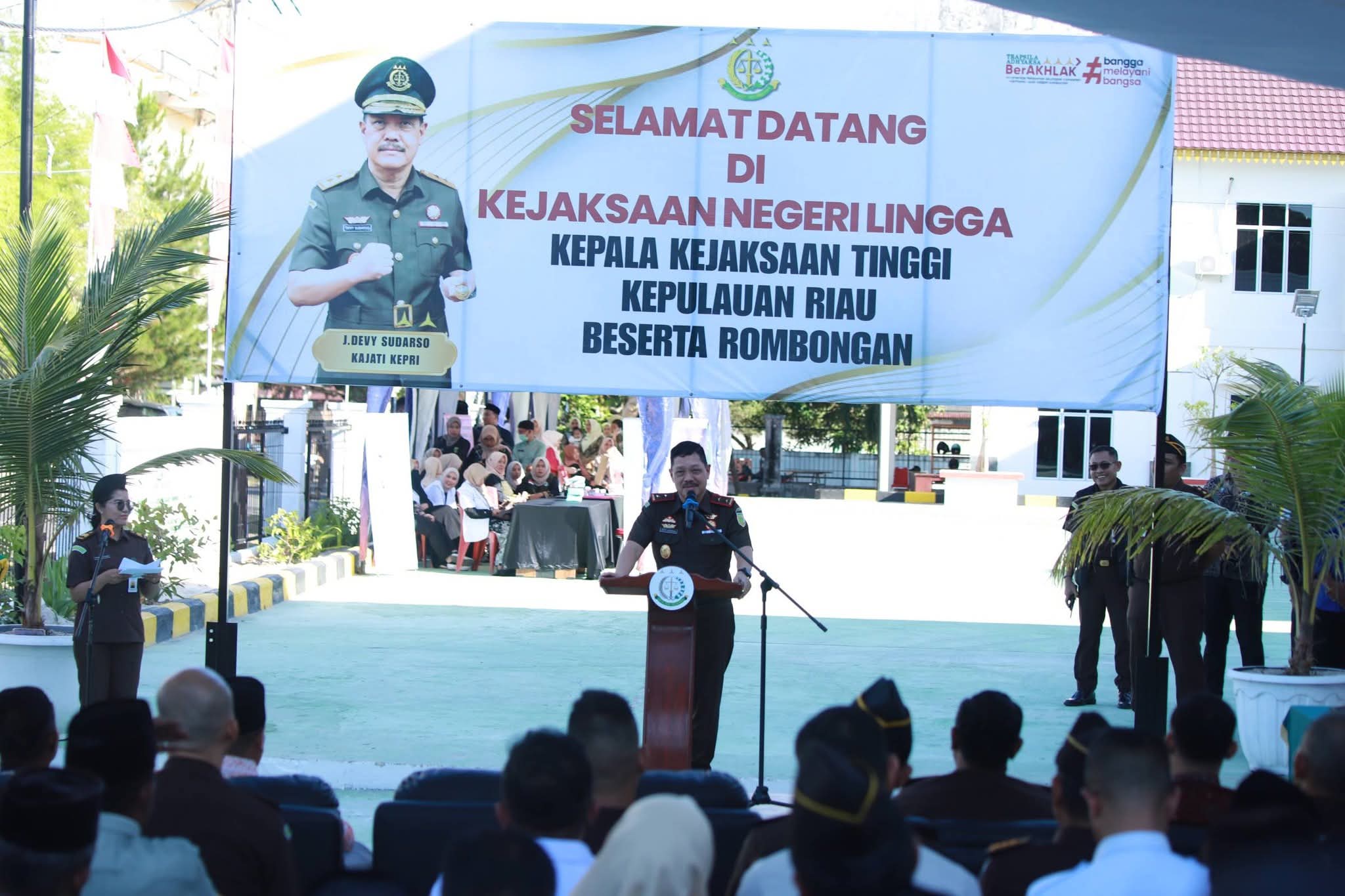 Kajati Kepri J. Devy Sudarso meresmikan gedung serbaguna Kejaksaan Negeri Lingga di Dabo Singkep. Fasilitas ini diharapkan meningkatkan pelayanan hukum dan kinerja aparat kejaksaan | f. Prokopim Lingga