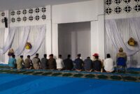 Bupati Lingga Muhammad Nizar bersama istri dan Sekda Lingga melaksanakan i’tikaf dan qiyamullail di Masjid Megat Kuning Daik Lingga. Kegiatan ini menjadi momentum memperkuat nilai spiritual di bulan Ramadan | f. Diskominfo Lingga