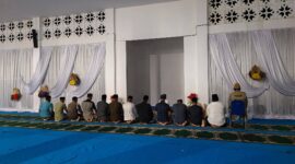 Bupati Lingga Muhammad Nizar bersama istri dan Sekda Lingga melaksanakan i’tikaf dan qiyamullail di Masjid Megat Kuning Daik Lingga. Kegiatan ini menjadi momentum memperkuat nilai spiritual di bulan Ramadan | f. Diskominfo Lingga