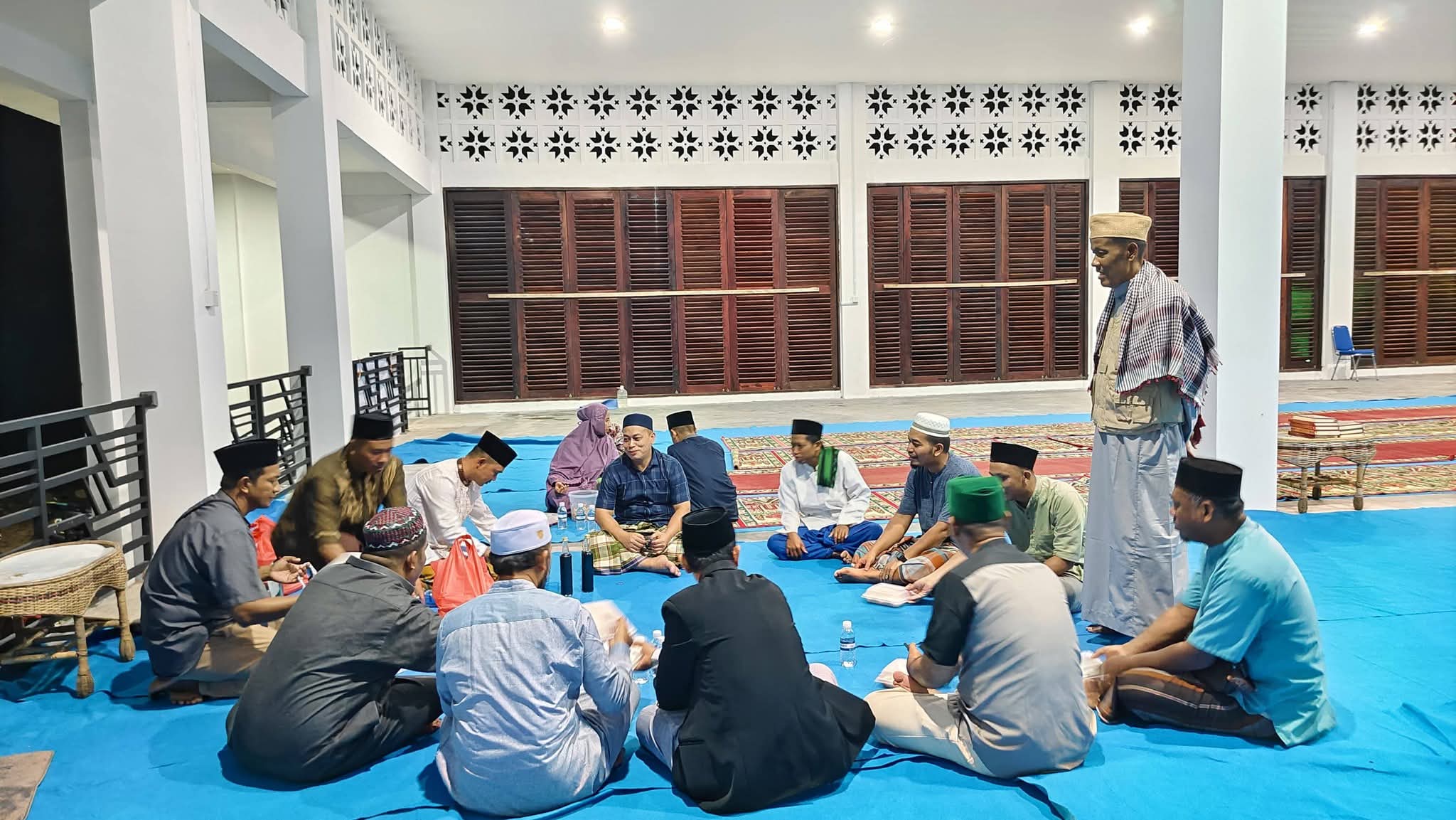 Bupati Lingga Muhammad Nizar bersama istri dan Sekda Lingga melaksanakan i’tikaf dan qiyamullail di Masjid Megat Kuning Daik Lingga. Kegiatan ini menjadi momentum memperkuat nilai spiritual di bulan Ramadan | f. Diskominfo Lingga
