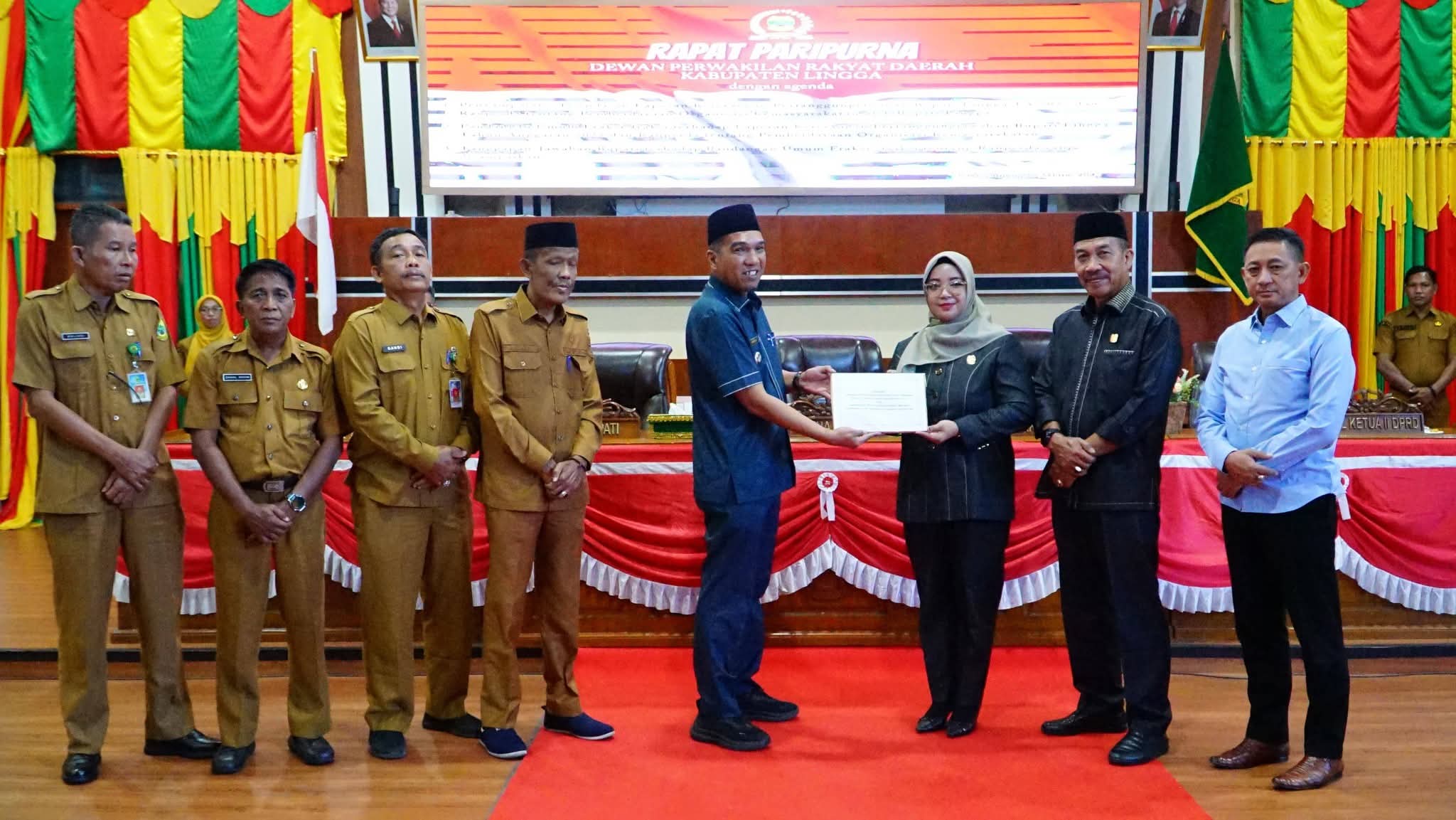 Wakil Bupati Lingga H. Novrizal menghadiri Rapat Paripurna DPRD Lingga yang membahas LKPJ 2025 dan Ranperda Pemberdayaan Ormas sebagai langkah strategis pembangunan daerah | f. Diskominfo Lingga