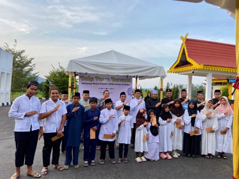 Bandara Dabo Singkep menggelar buka puasa bersama sekaligus menyerahkan santunan kepada 13 anak yatim dalam rangka Ramadan 1447 H, penuh makna kebersamaan dan kepedulian sosial | f. Wandy