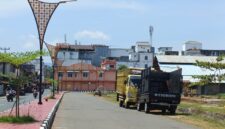 Mobil ekspedisi yang parkir di Implasemen Dabo Singkep | f. Wandy