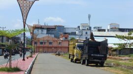 Mobil ekspedisi yang parkir di Implasemen Dabo Singkep | f. Wandy