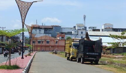 Mobil ekspedisi yang parkir di Implasemen Dabo Singkep | f. Wandy