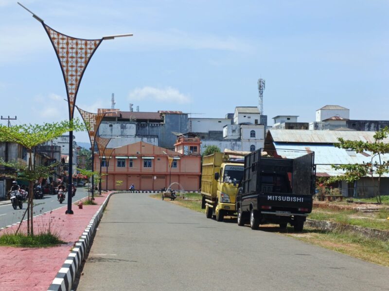 Mobil ekspedisi yang parkir di Implasemen Dabo Singkep | f. Wandy