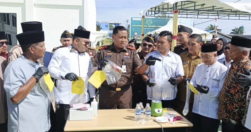 Kejaksaan Negeri Lingga memusnahkan barang bukti perkara pidana yang telah inkracht, mulai dari sabu, handphone hingga alat hisap narkotika. Pemusnahan dilakukan sebagai pelaksanaan putusan pengadilan | f. Wandy