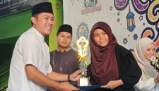 MTsN Lingga meraih tiga penghargaan bergengsi pada Ramadhan Fest 2026 yang digelar Pondok Pesantren Tahfizh Baitul Quran. Prestasi ini menjadi kebanggaan bagi dunia pendidikan di Kabupaten Lingga | f. Klana